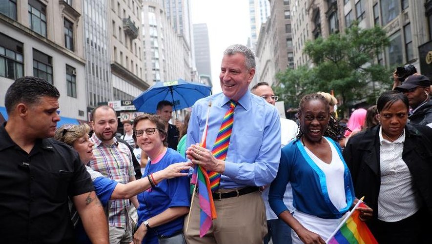 Le maire de New York Bill de Blasio lors de la Gay Pride dans sa ville, où les participants fêtent la décision historique de la Cour suprême de légaliser le mariage homosexuel dans tous les Etats américains, le 28 juin 2015