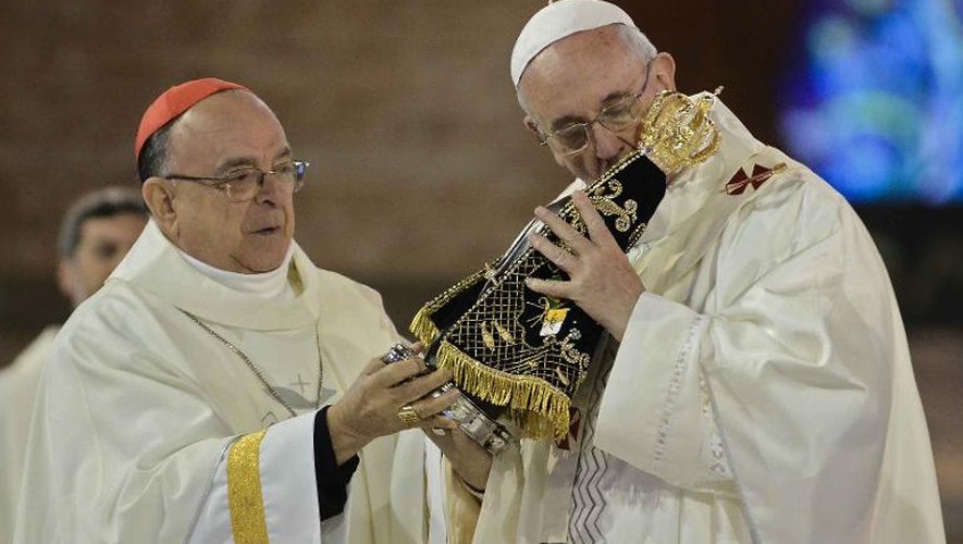 Le pape François embrasse la vierge noire d'Aparecida, le 24 juillet, avant le début de la grand-messe