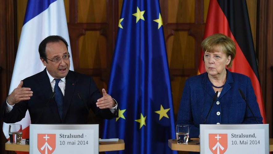 Francois Hollande et Angela Merkel le 10 mai 2014 lors d'un point de presse à Stralsund