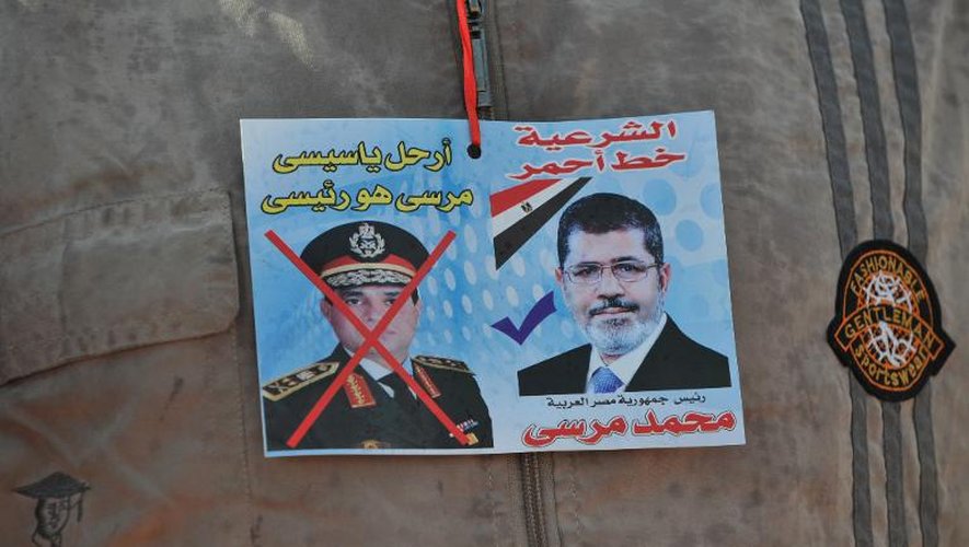 Un autocollant représentant le général Abdel Fattah al-Sissi barré et le président islamiste déchu Mohamed Morsi, sur la chemise d'un manifestant pro-Morsi, le 24 juillet 2013