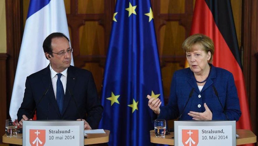 Francois Hollande et Angela Merkel le 10 mai 2014 lors d'un point de presse à Stralsund