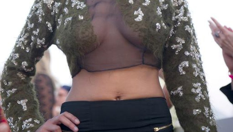 Un modèle de Lucie Carrosco présenté lors d'un défilé de mode le 24 juillet 2013 à Beverly Hills, en Californie