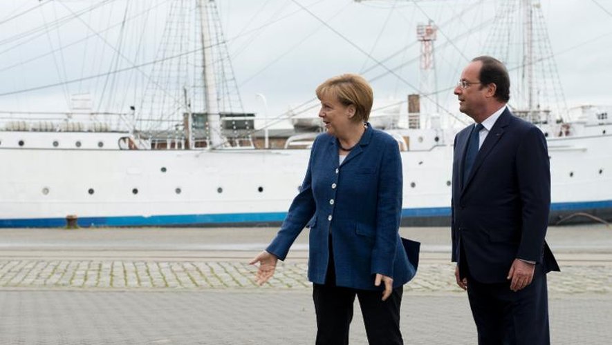 La chancelière allemande Angela Merkel et le président français François Hollande en visite à Straslsund dans le nord-est de l'Allemagne, le 10 mai 2014