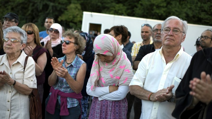 Rassemblement devant la mosquée le 28 juin 2015 à Villefontaine