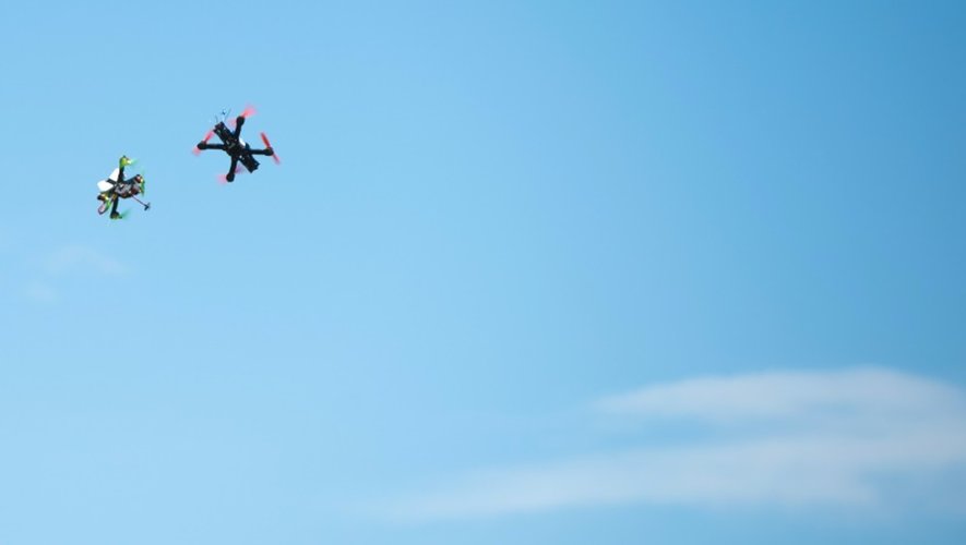 "Ces drones peuvent atteindre les 130 km/h", précise une organisatrice du tournoi.