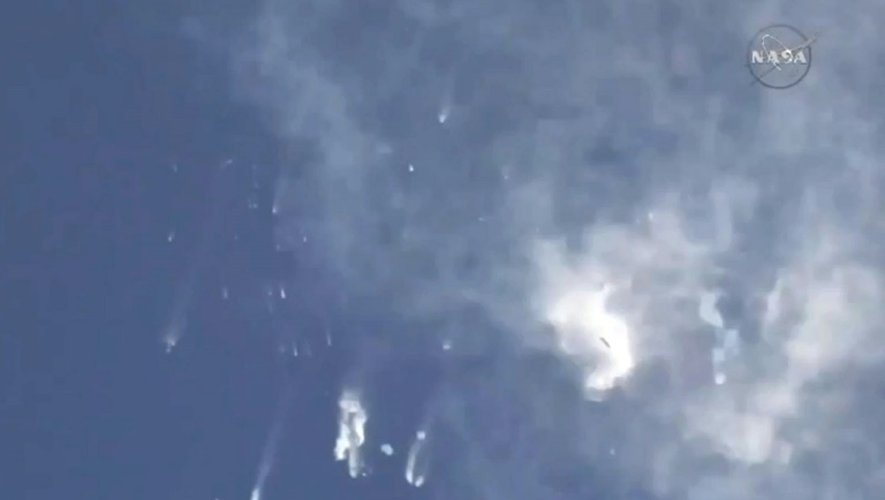 Image tirée d'une vidéo de la Nasa montrant des débris de la fusée Falcon 9 retombant le 28 juin 2015 après son explosion lors de son lancement depuis Cap Canaveral, en Floride