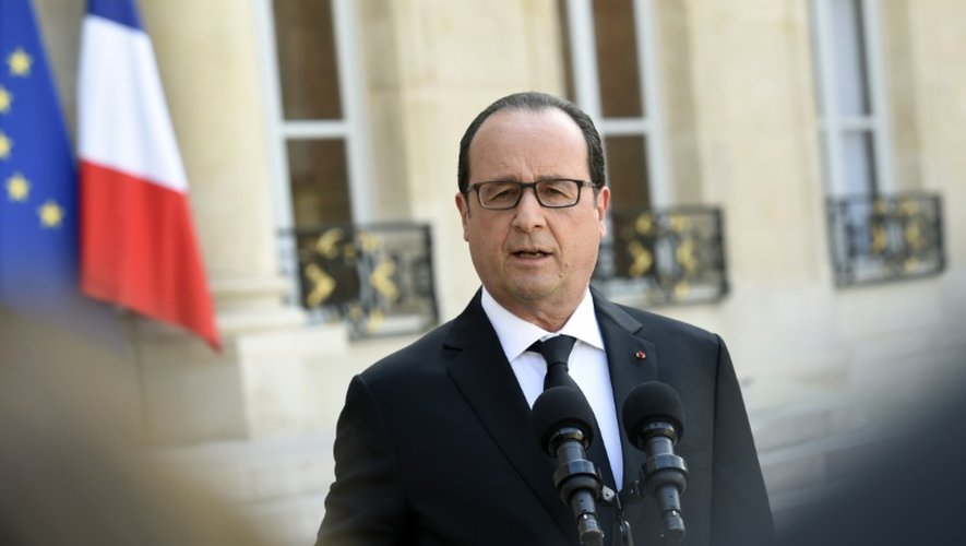 Le président François Hollande dans la cour de l'Elysée le 26 juin 2015 à Paris