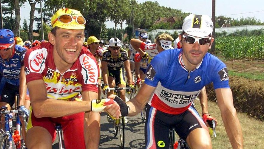 Laurent Jalabert (d) sert la main de son compatriote Jacky Durand , le 20 juillet lors du Tour de France 1998