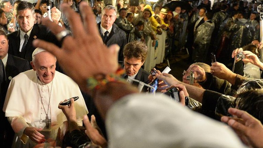 Le pape François à son arrivée à l'hôpital Saint-François d'Assise, à Rio de Janeiro, le 24 juillet 2013