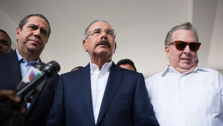 Le président sortant Danilo Medina à un bureau de vote à Saint-Domingue, le 15 mai 2016