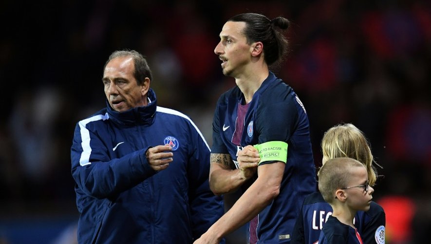 L'attaquant vedette du PSG Zlatan Ibrahimovic (c) retire son brassard de capitaine à la fin du match face à Nantes au Parc des Princes, le 14 mai 2016