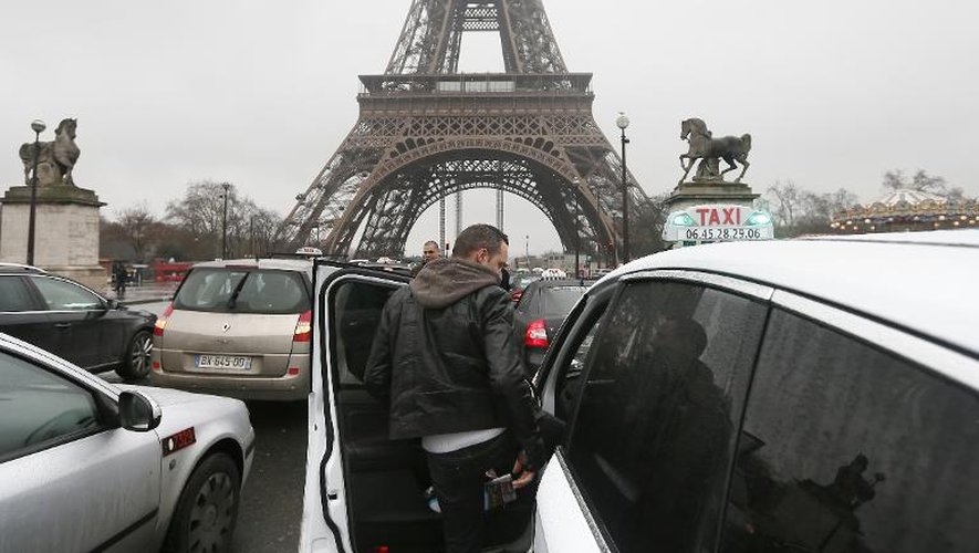 Manifestation de taxis le 10 janvier 2013 devant la Tour Eiffel à Paris