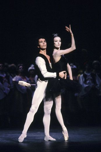 Sylvie Guillem, plus jeune danseuse étoile de l'Opéra de Paris, et Jean-Yves Lormeau dans le Lac des cygnes le 29 octobre 1985 à l'Opéra Garnier à Paris