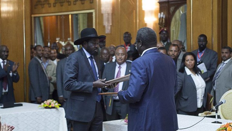 Le président du Soudan du Sud Salva Kiir (g) et Riek Machar, son ancien vice-président ayant pris le maquis, le 9 mai 2014 à Addis Abeba