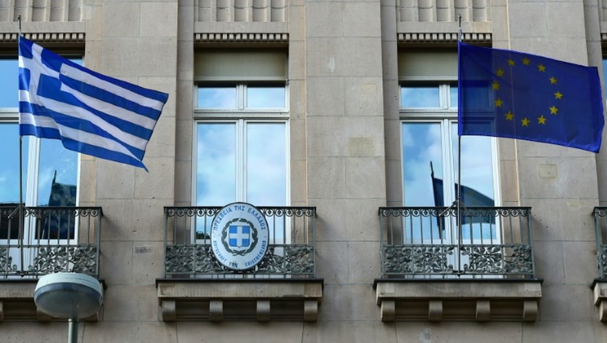 Le drapeau grec et le drapeau de l'UE flottent devant l'ambassade de Grèce en Allemagne, à Berlin