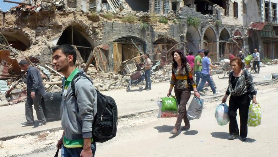 Des civils syriens quittent la ville de Homs le 10 mai 2014