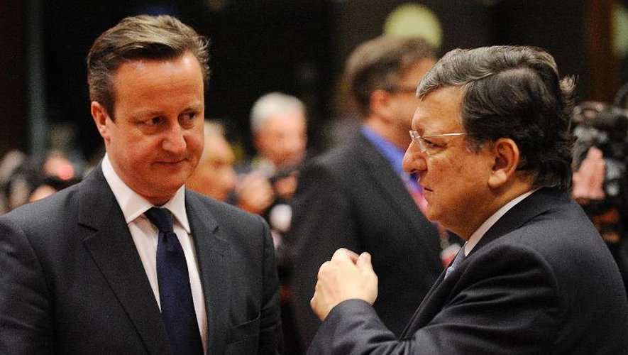 Le Premier ministre britannique David Cameron, qui envisage de renégocier les liens de son pays avec l'UE, lors d'une discussion en tête-à-tête avec le président de la Commission européenne Jose Manuel Barroso à Bruxelles, le 20 mars