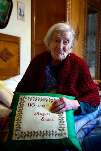 Emma Morano, 116 ans, pose dans sa maison à Verbania, en Italie le 14 mai 2016