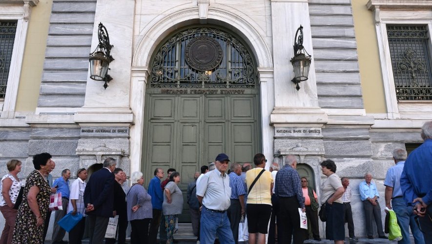 Des retraités grecs trouvent porte close devant la Banque de Grèce dans le centre d'Athènes