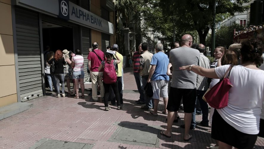 Les Grecs font la queue devant un distributeur de billets dans le centre d'Athènes