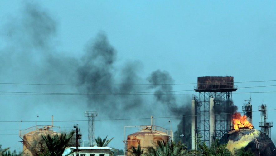Des réservoirs de gaz en feu après une attaque dans la raffinerie de Taji (à 20 km au nord de Bagdad), le 15 mai 2016