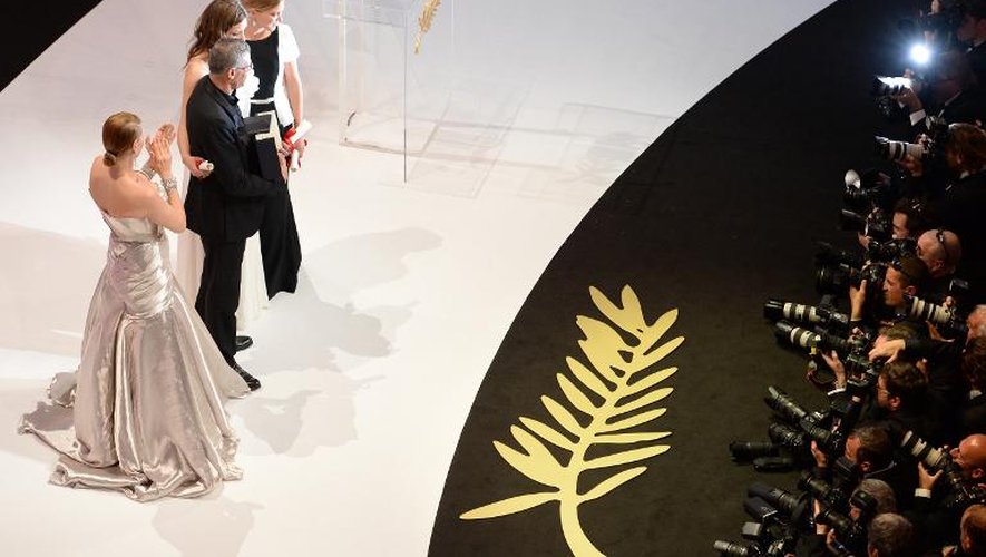 Glamour, le festival de Cannes est aussi le plus grand marché mondial du cinéma. ici, la remise de la palme d'or le 26 mai 2013 à Abdellatif Kechiche, Lea Seydoux et Adele Exarchopoulos