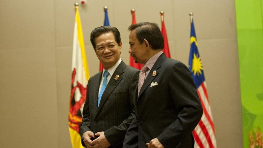 Le Premier ministre vietnamien Nguyen Tan Dung (g) et le Sultan de Bruneï Hassanal Bolkiah au sommet de l'Asean à Naypyidaw le 11 mai 2014