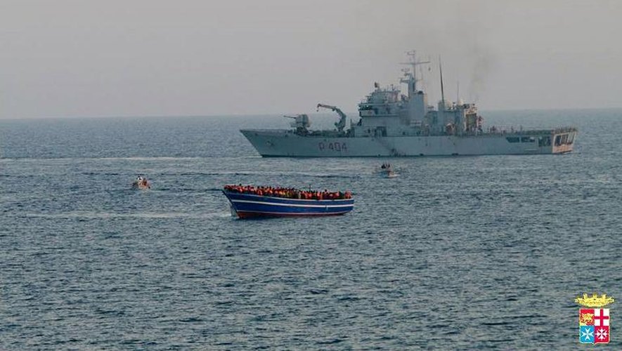 Photographie fournie par la Marine italienne le 2 avril 2014 montrant une opération de sauvetage auprès d'une embarcation de migrants en Méditerranée