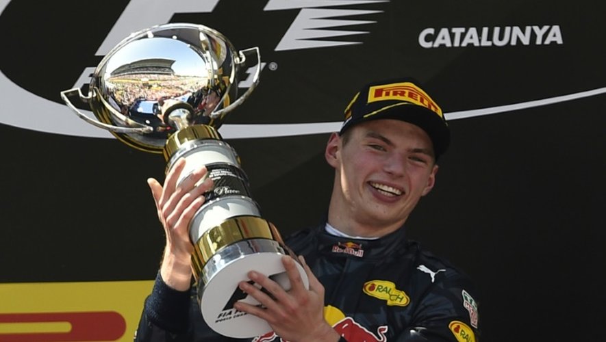 Le jeune néerlandais Max Verstappen (Red Bull) brandit le trophée après sa victoire au GP d'Espagne de F1 à Montmelo, le 15 mai 2016
