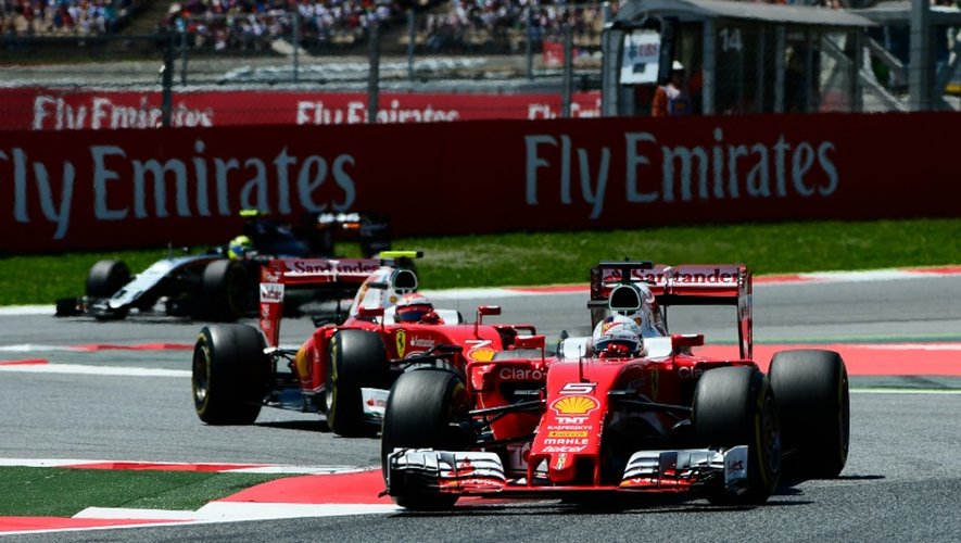 Les deux Ferrari de Kimi Räikkönen et Sebastian Vettel, roues dans roues, sur le circuit de Montmelo, le 15 mai 2016