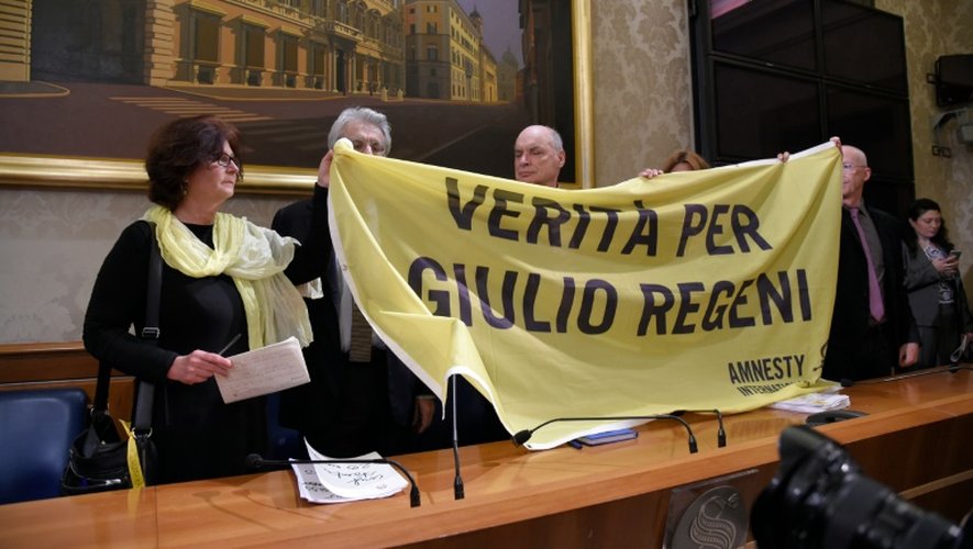 Les parents de l'étudiant italien Giulio Regeni, Paola Regeni (g) et Claudio Regeni (d) au cours d'une conférence de presse au Sénat à Rome, le 29 mars 2016