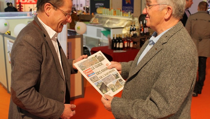 Jacques Gardé, maire de Prades-de-Salars a été le premier à recevoir le Guide des maires, des mains de Joël Perreau, directeur général de Centre Presse.