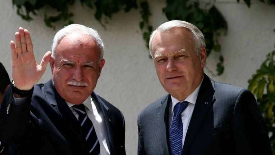 Le ministre palestinien des Affaires étrangères Riyad al-Malki (g) avec son homologue français Jean-Marc Ayrault à Ramallah, le 15 mai 2016