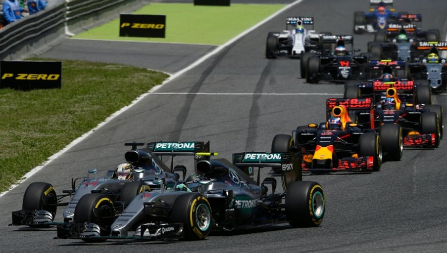 Les Mercedes de Lewis Hamilton (g) et de Nico Rosberg (d) à la lutte lors du 1er tour du GP d'Espagne de F1 sur le circuit de Montmelo près de Barcelone, le 15 mai 2016
