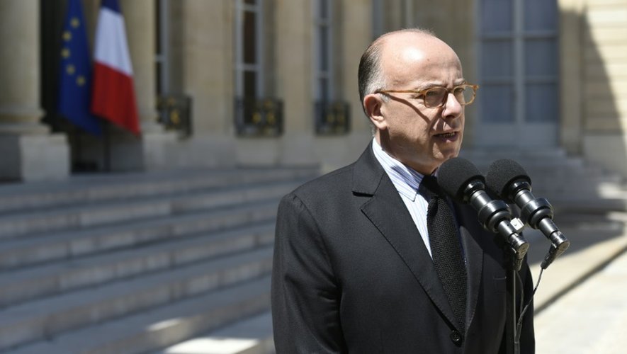 Le ministre de l'Intérieur Bernard Cazeneuve devant le palais de l'Elysée le 27 juin 2015