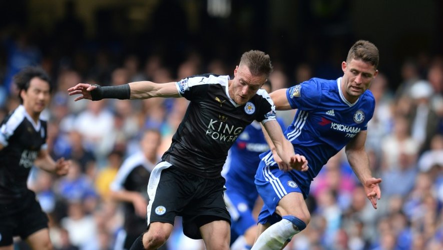 L'attaquant de Leicester City Jamie Vardy déborde Gary Cahill de Chelsea à Stamford Bridge, le 15 mai 2016