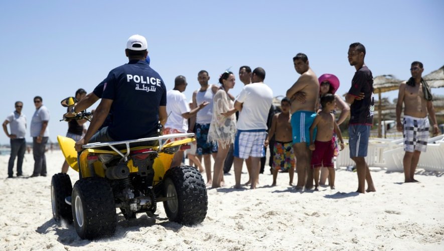 Un policier tunisien sur le lieu de l'attentat le 27 juin 2015 sur la plage d'un hôtel à Port El Kantaoui, près de Sousse