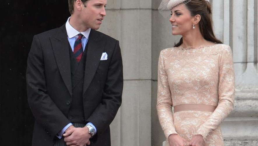 Le prince William (g) et Kate Middleton, le 5 juin 2012 au Buckingham Palace de Londres