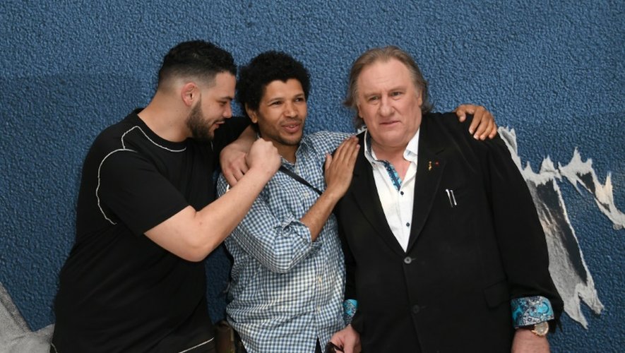 Gérard Depardieu avec le réalisateur Rachid Djaidani (C) et le rappeur Sadek, le 15 mai 2016 à Cannes