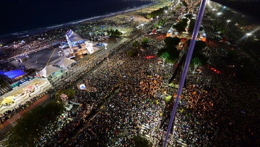 Des milliers de personnes se rassemblent sur la plage de Copacabana à Rio, le 25 juillet 2013, pour la venue du pape François