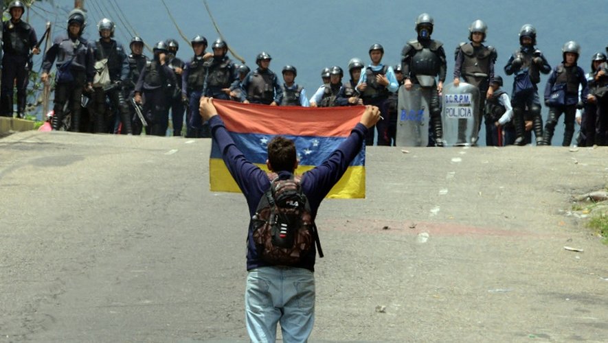 Des opposants face à la police pendant une manifestation à San Cristobal le 11 mai 2016
