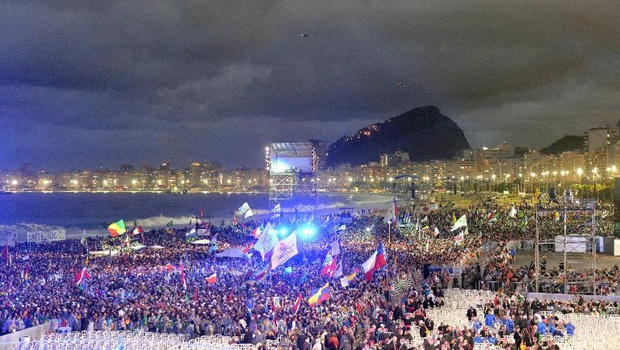 Les fidèles attendent le pape sur la plage de Copacabana, à Rio, le 25 juillet 2013