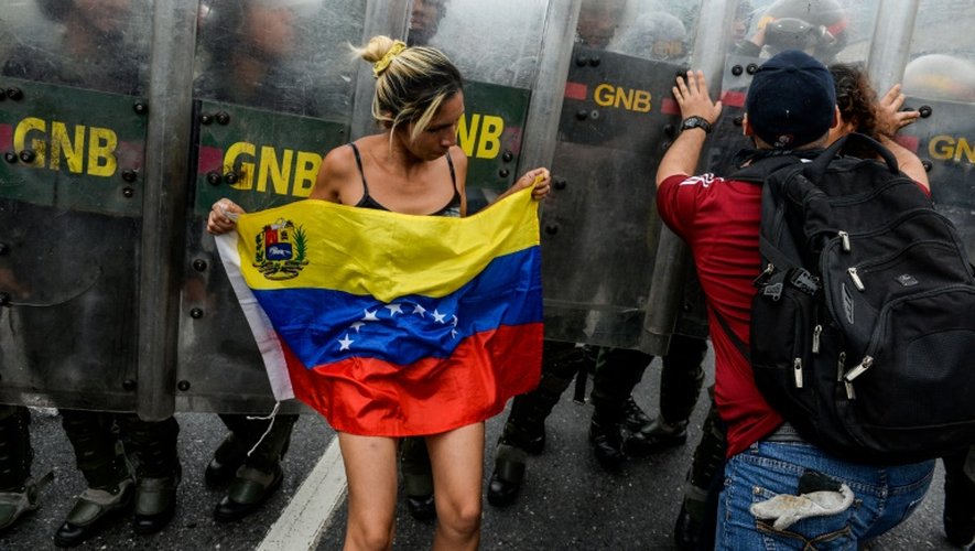 Affrontements entre des opposants au président vénézuélien Nicolas Maduro et la police anti-émeute à Caracas le 11 mai 2016