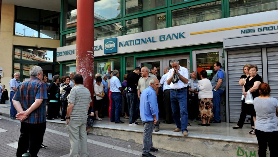 Des retraités devant un bureau fermé de la Banque nationale de Grèce à Athènes le 29 juin 2015