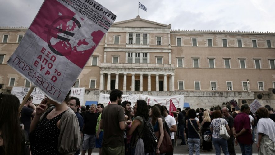 Des sympathisants de gauche manifestent pour la sortie de la Grèce de la zone euro et le non au référendum le 28 juin 2015 devant la Parlement à Athènes