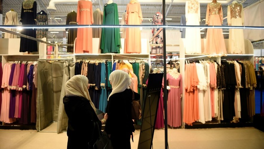 Deux femmes regardent les robes exposées au Salon de la foire musulmane du Bourget (Seine-Saint-Denis) le 13 mai 2016