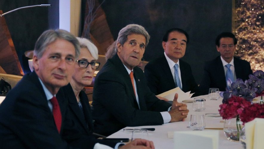 (De gauche à droite) Les chefs de la diplomatie avec le Britannique Philip Hammond, l'Américaine Wendy Sherman, l'Américain John Kerry et le Chinois Li Baodong durant une rencontre sur le nucléaire iranien, le 28 juin 2015 à Vienne
