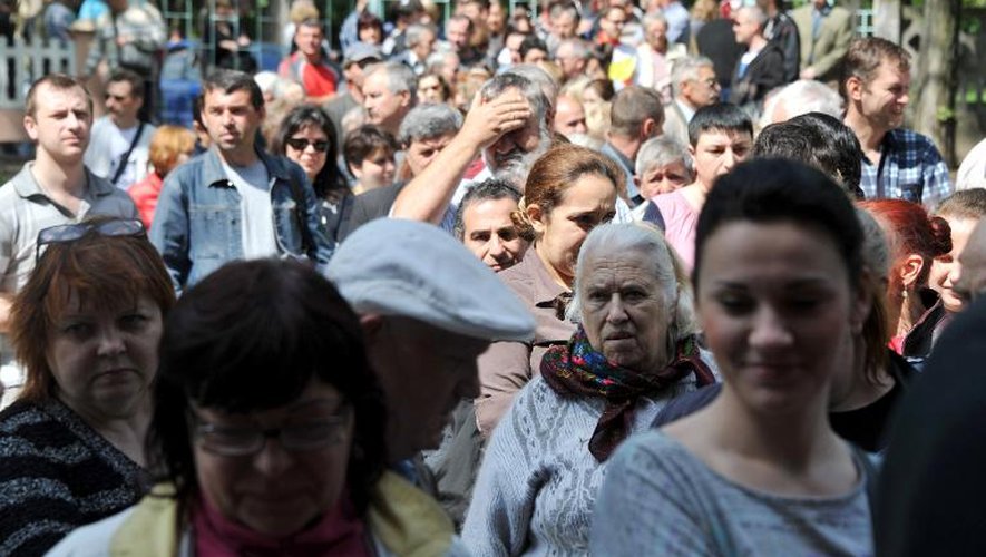 La foule se presse devant un bureau de vote le 11 mai 2014 à Donetsk