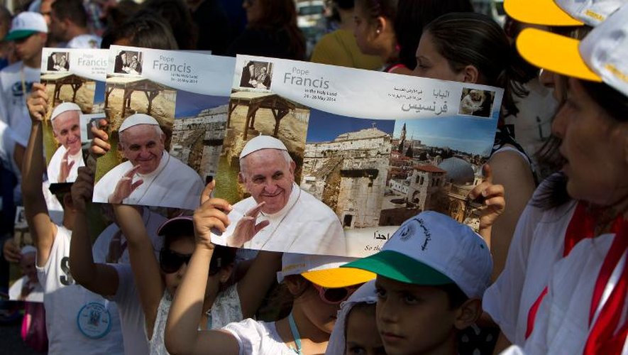 Des enfants portant des portraits du pape François à Haifa le 11 mars 2014, avant la visite en Terre sainte du pape prévue du 24 au 26 mai 2014