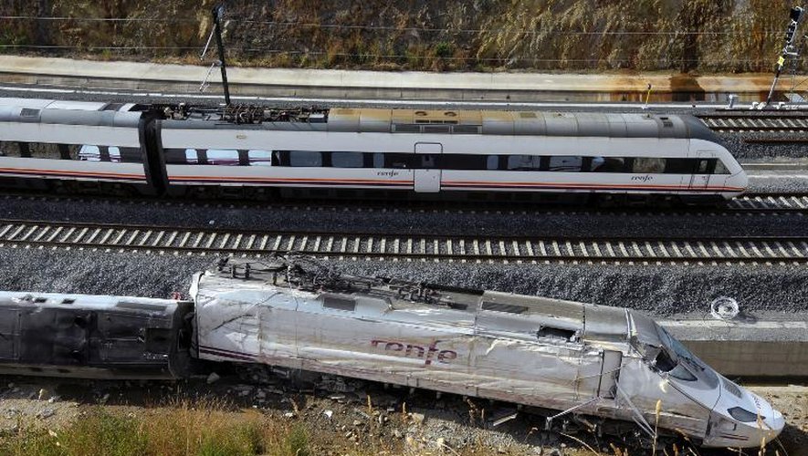 Le train accidenté à Angrois près de Saint-Jacques de Compostelle, le 26 juillet 2013